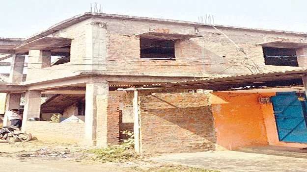 నిధులు విడుదలకాక.. నిర్మాణం సాగక