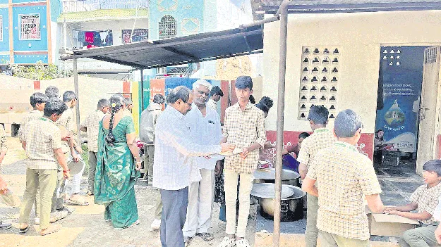 విద్యార్థులకు   నాణ్యమైన భోజనం అందించాలి