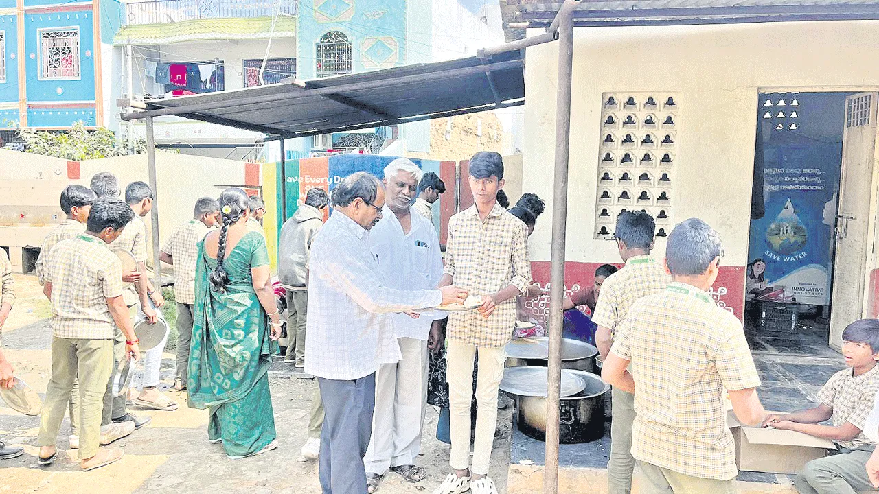 విద్యార్థులకు   నాణ్యమైన భోజనం అందించాలి