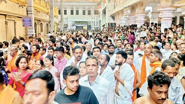 మంత్రాలయంలో భక్తుల సందడి 