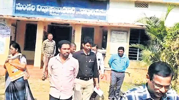 ఎనిమిది మంది ఉపాధ్యాయులకు చార్జి మెమోలు