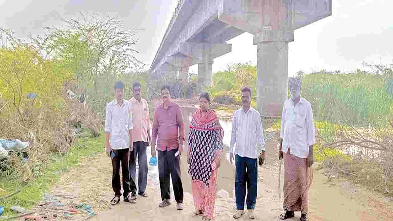 హంద్రీ నుంచి అక్రమ ఇసుక తరలింపు