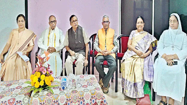 వేదాలు, ఉపనిషత్తులు భారతీయ సంస్కృతికి చిహ్నాలు