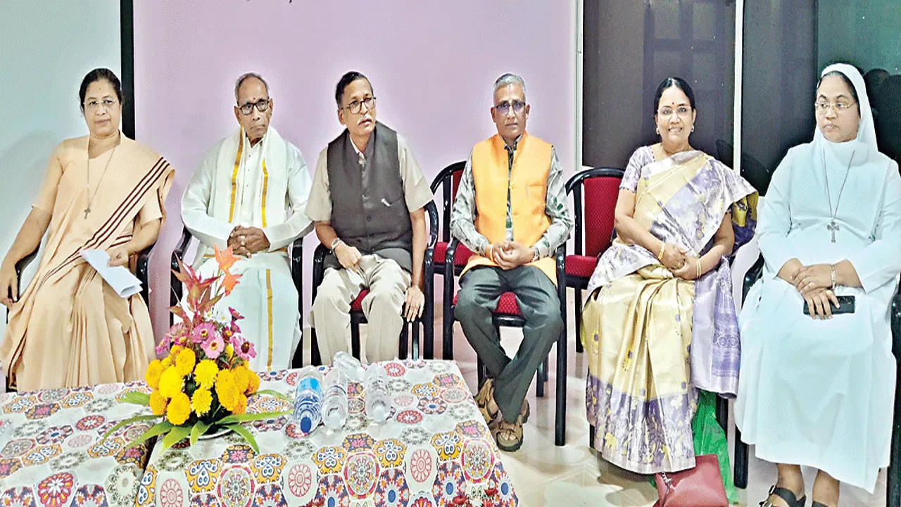 వేదాలు, ఉపనిషత్తులు భారతీయ సంస్కృతికి చిహ్నాలు