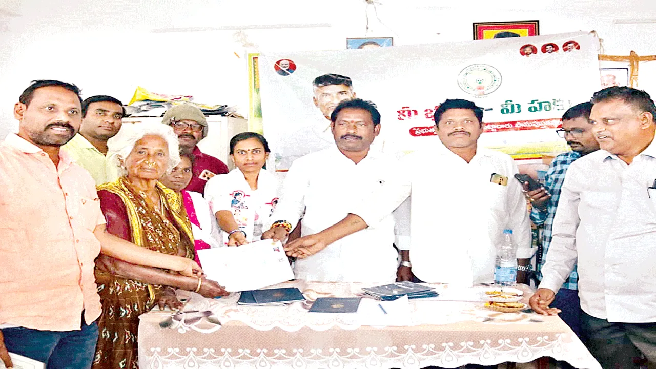 వినతులు పరిష్కరించేందుకు చొరవ:  కర్రోతు