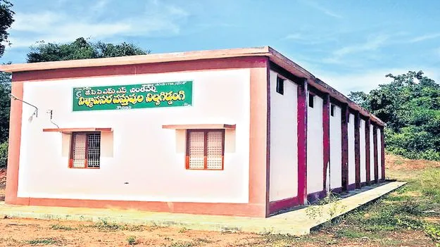 నిరుపయోగంగా ప్రభుత్వ భవనాలు