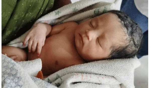 రక్తపు మరకలైనా ఆరకనే చలిలో రోడ్డు పక్కన పసికందు