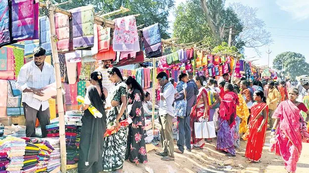 సంతలే మన్యం సూపర్‌ మార్కెట్లు! 