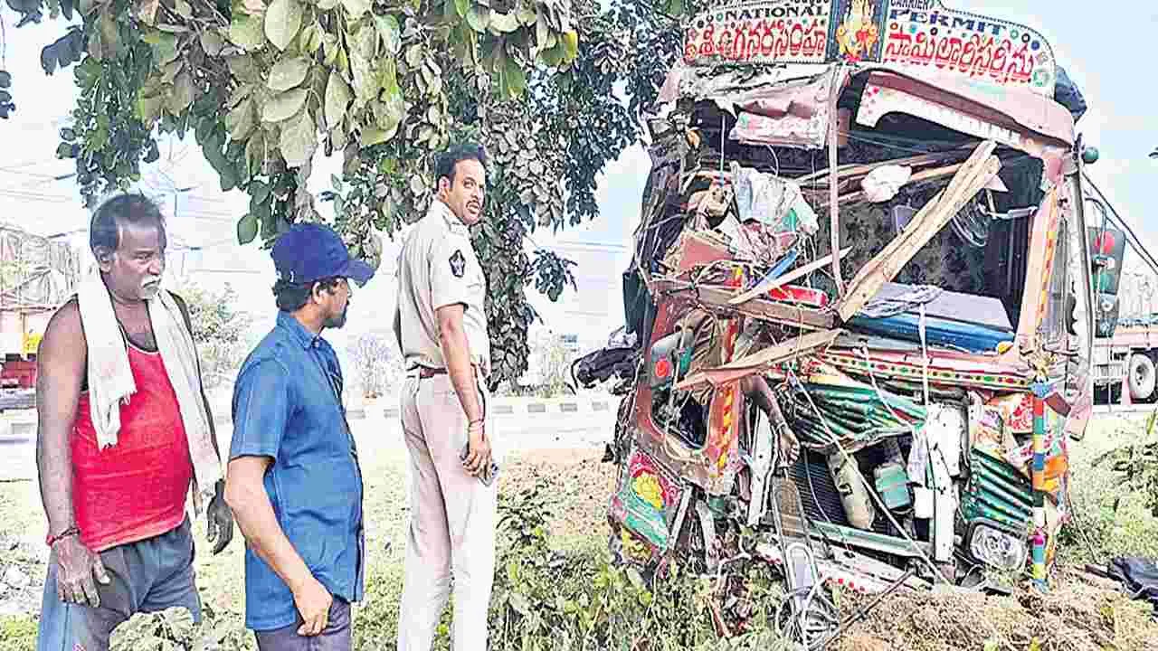 వాటర్‌ ట్యాంకర్‌ను ఢీకొన్న లారీ