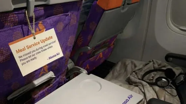 Akasa Air Sweet Gesture: విమానంలో ప్రయాణికుడి గాఢ నిద్ర.. సిబ్బంది ఊహించని సర్‌ప్రైజ్