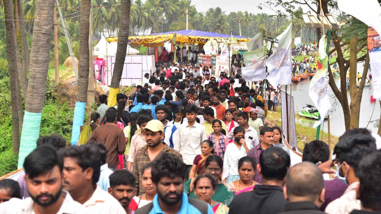 ఆత్రేయపురం ఉత్సవాల్లో డ్రాగన్ పడవ పోటీలు