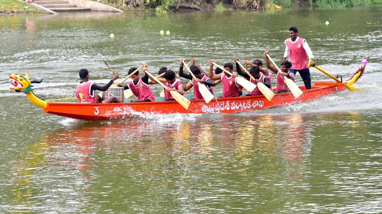 ఆత్రేయపురం ఉత్సవాల్లో డ్రాగన్ పడవ పోటీలు