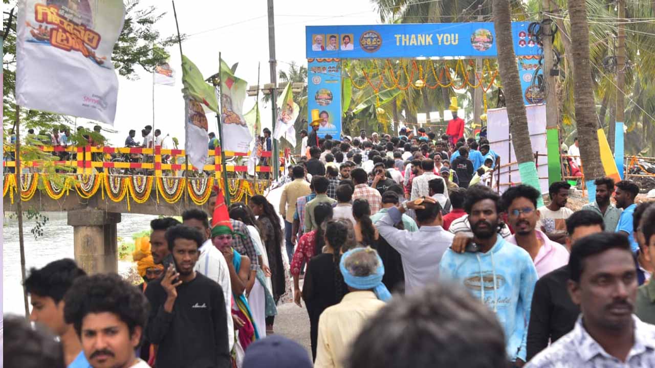 ఆత్రేయపురం ఉత్సవాల్లో డ్రాగన్ పడవ పోటీలు