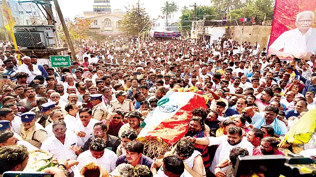 అశ్రునయనాలతో అప్పలసూర్యనారాయణకు వీడ్కోలు