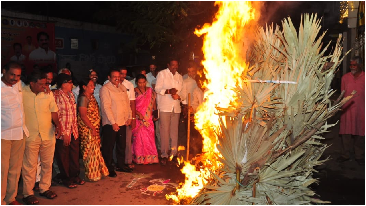 తెలుగు రాష్ట్రాల్లో ఘనంగా భోగి సంబరాలు