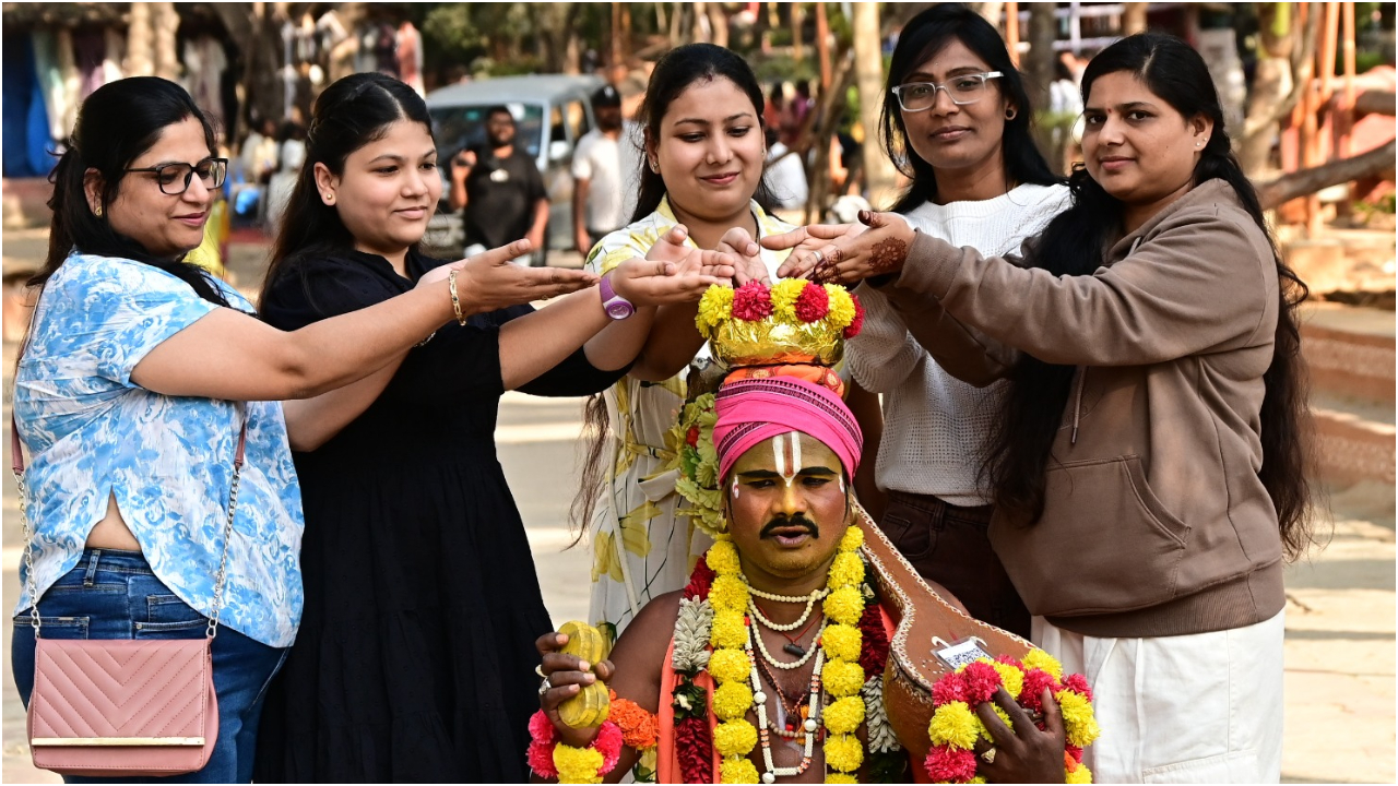 తెలుగు రాష్ట్రాల్లో ఘనంగా భోగి సంబరాలు