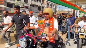 Maharashtra Civic Polls: మోటార్‌సైకిల్ నడిపిన సీఎం.. ఎన్నికల ప్రచారానికి తెర