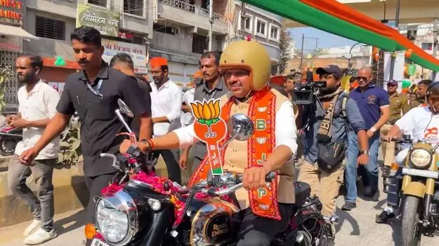 Maharashtra Civic Polls: మోటార్‌సైకిల్ నడిపిన సీఎం.. ఎన్నికల ప్రచారానికి తెర