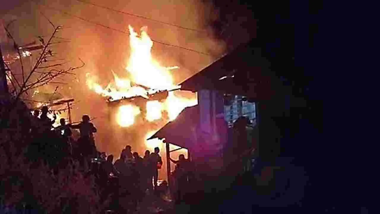 Fire Accident: భారీ అగ్నిప్రమాదం.. 30 ఇళ్లు దగ్ధం..