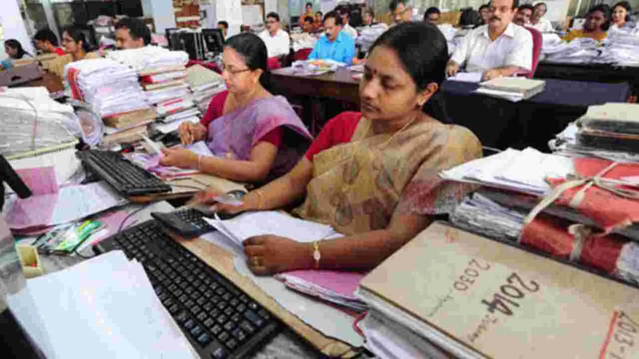 Govt Employees: పండగ వేళ.. ప్రభుత్వ ఉద్యోగులకు తీపి కబురు