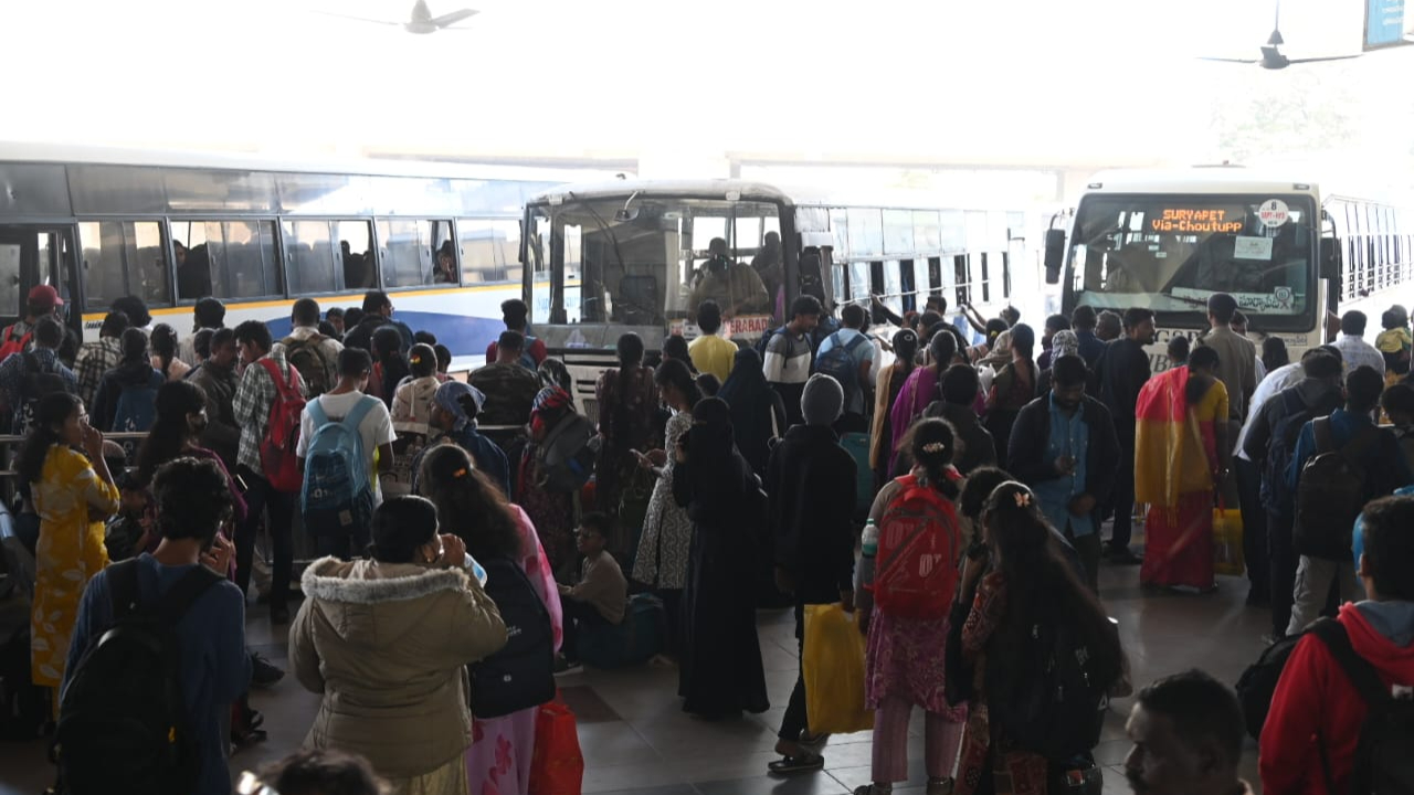 సంక్రాంతి సందడి మొదలు.. ఊరెళ్లే బాటలో నగరవాసులు