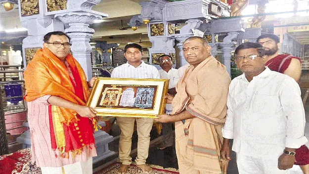 ఆదిత్యుని సేవలో ఇన్‌కంటాక్స్‌ చీఫ్‌ కమిషనర్‌ 