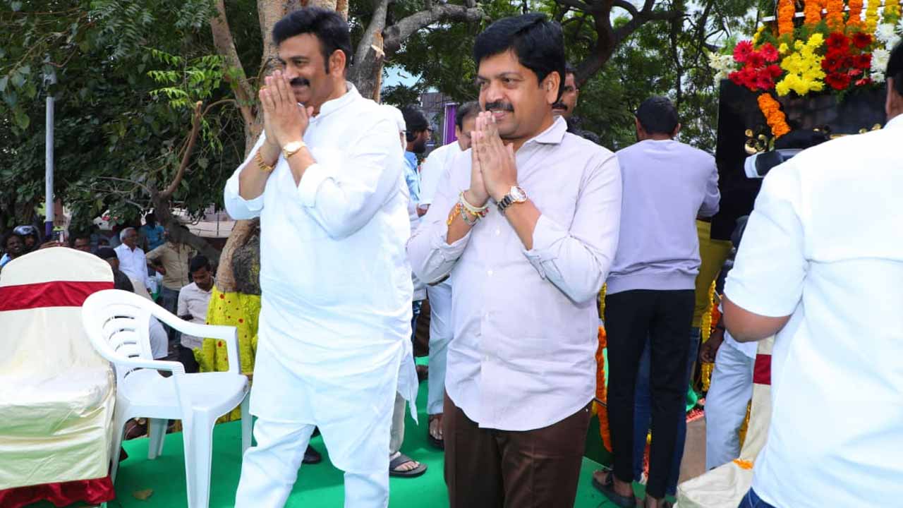 విజయవాడలో సూపర్ స్టార్ కృష్ణ విగ్రహావిష్కరణ