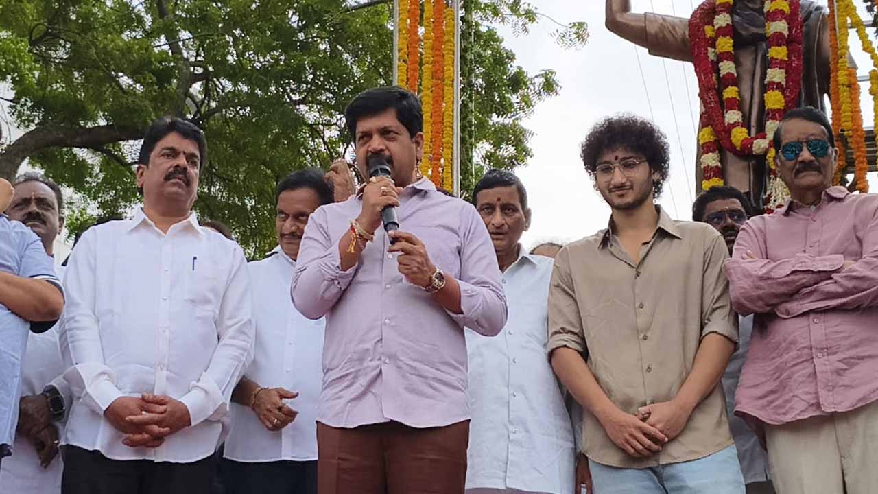 విజయవాడలో సూపర్ స్టార్ కృష్ణ విగ్రహావిష్కరణ