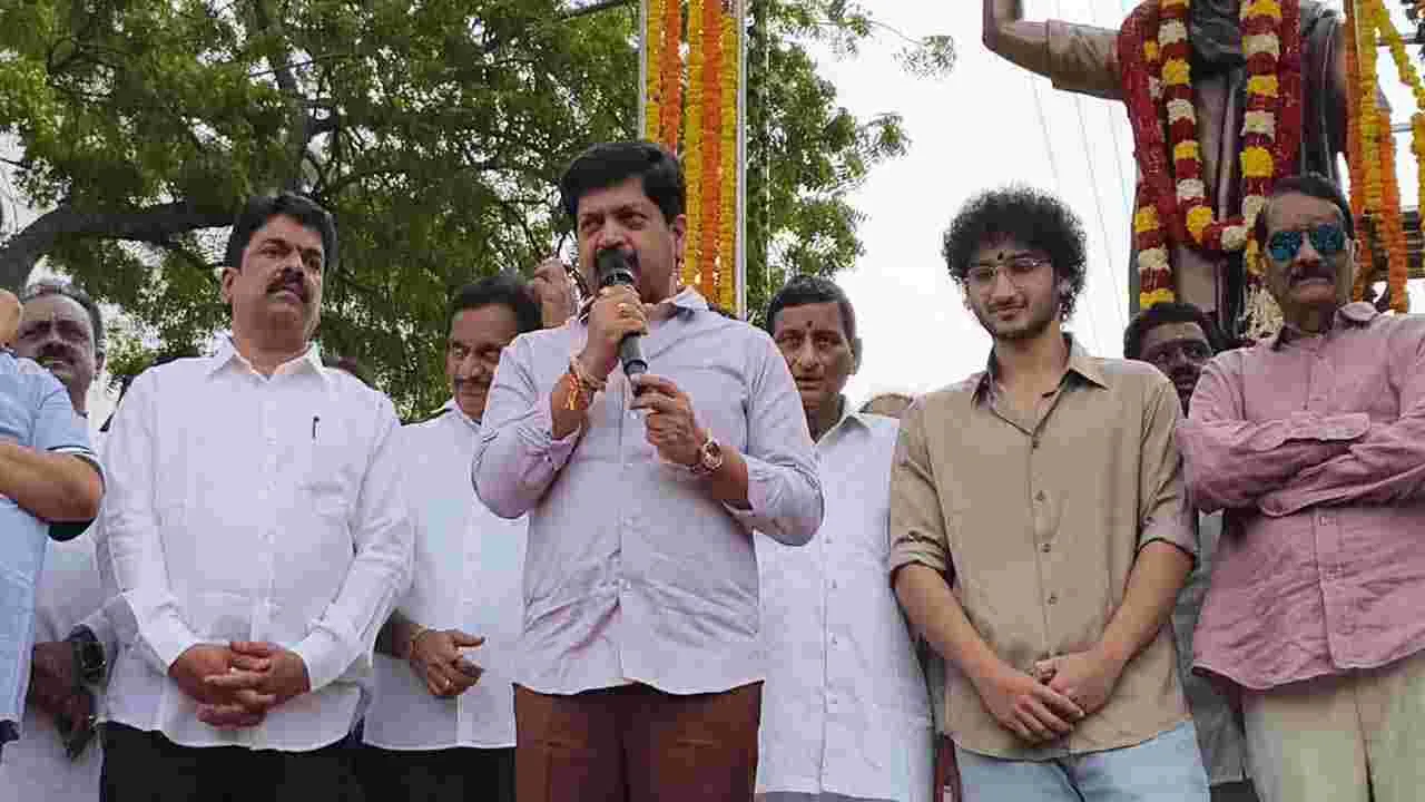 Minister Kollu Ravindra: తెలుగుజాతి గర్వించదగ్గ ముద్దుబిడ్డ సూపర్ స్టార్ కృష్ణ: మంత్రి కొల్లు రవీంద్ర