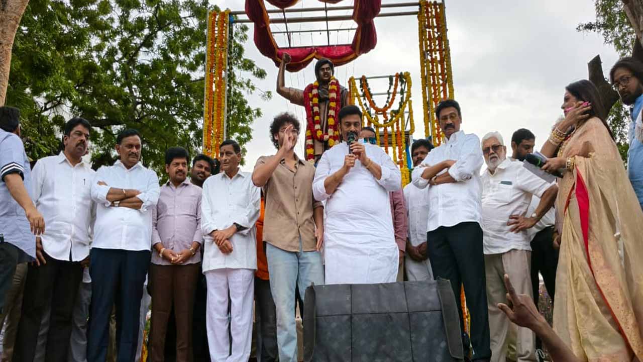 విజయవాడలో సూపర్ స్టార్ కృష్ణ విగ్రహావిష్కరణ