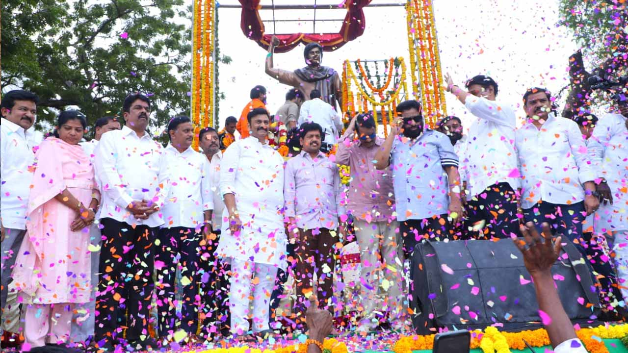 విజయవాడలో సూపర్ స్టార్ కృష్ణ విగ్రహావిష్కరణ