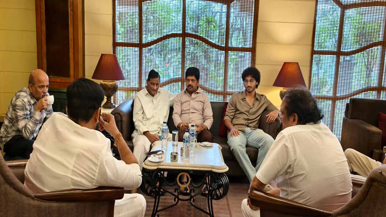 విజయవాడలో సూపర్ స్టార్ కృష్ణ విగ్రహావిష్కరణ