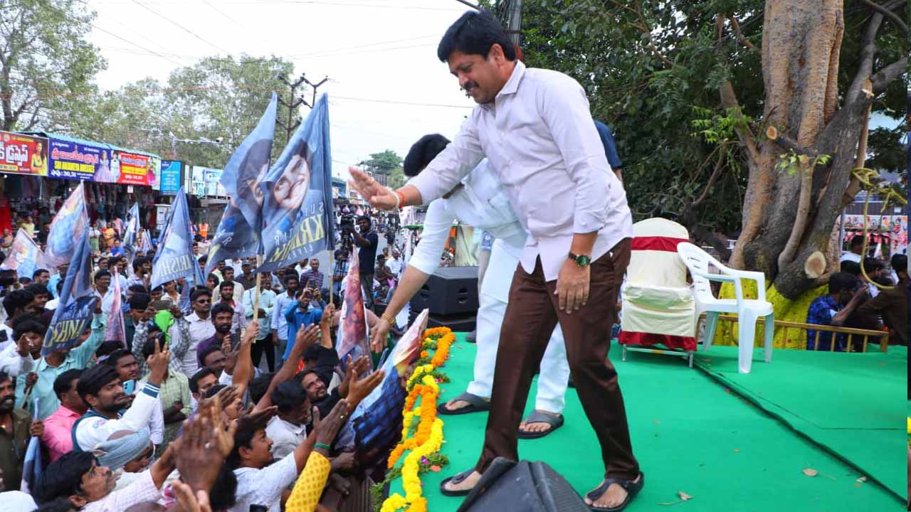 విజయవాడలో సూపర్ స్టార్ కృష్ణ విగ్రహావిష్కరణ