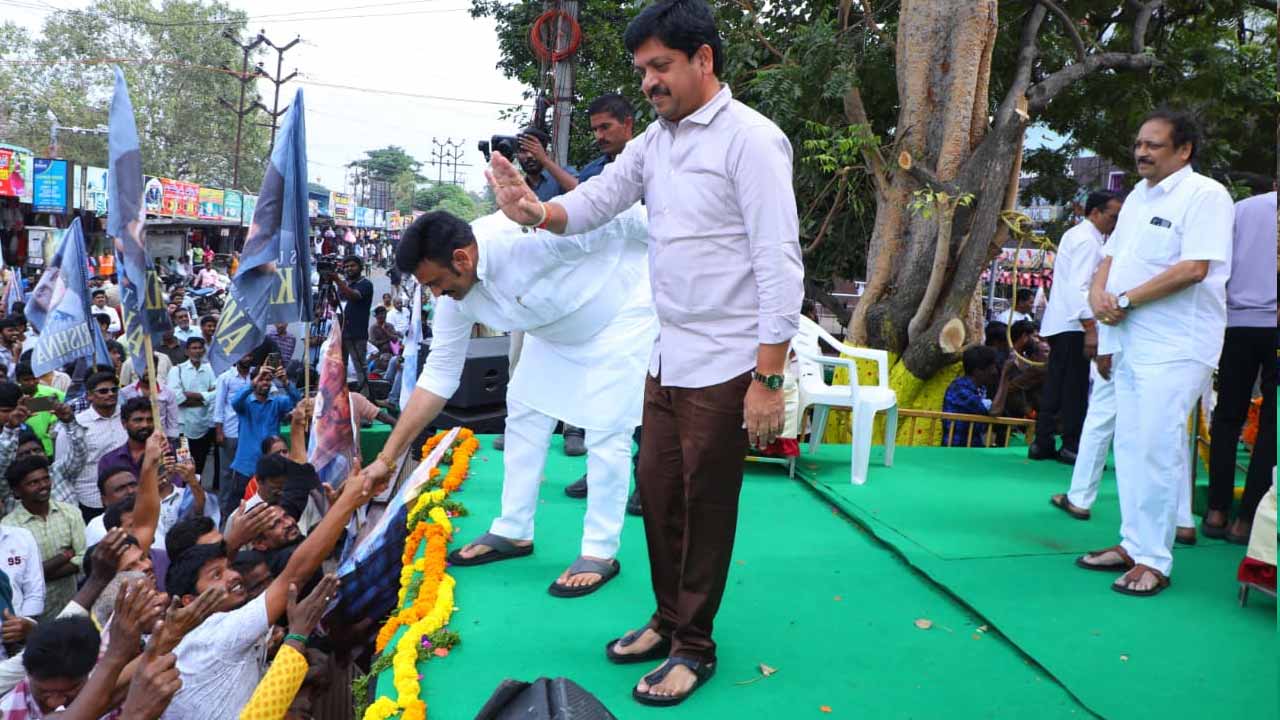 విజయవాడలో సూపర్ స్టార్ కృష్ణ విగ్రహావిష్కరణ