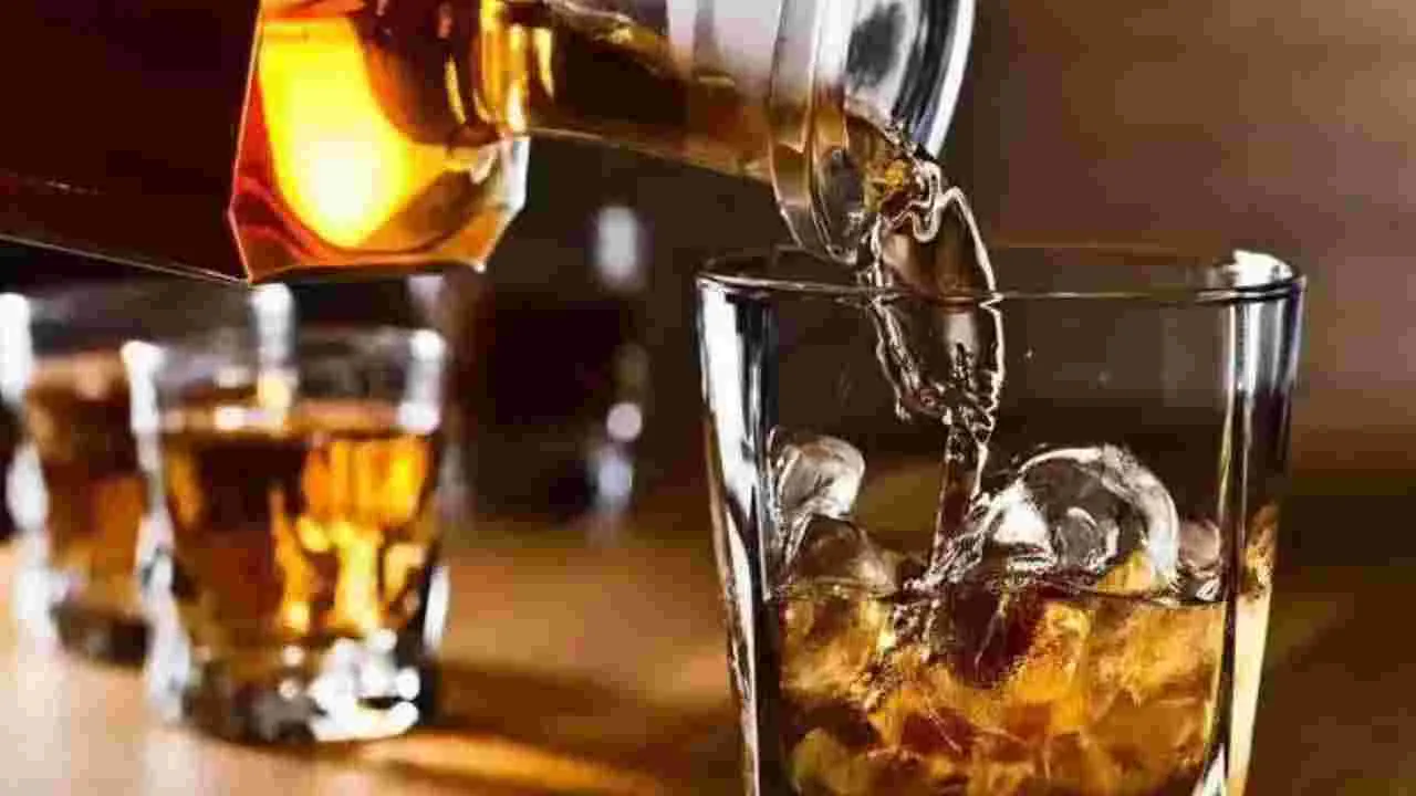 Liquor Rates Hike: పండగ వేళ మందుబాబులకు షాక్..
