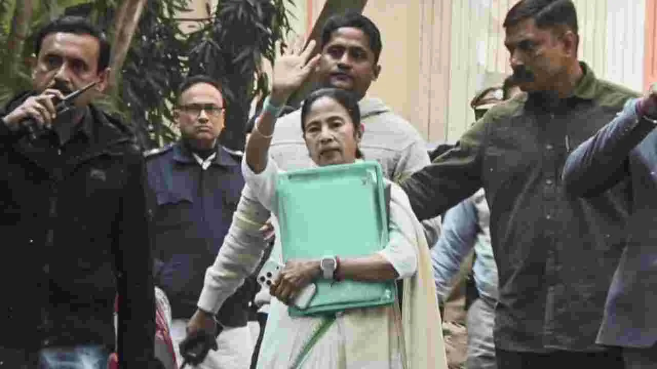 ED Raids IPAC Kolkata: ఈడీ రెయిడ్స్‌తో బెంగాల్‌లో కలకలం.. ఐప్యాక్ చీఫ్ ఇంటికి సీఎం మమత