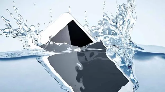 Mobile Phone: మొబైల్ ఫోన్ నీటిలో పడి పనిచేయడం లేదా.. ఇలా చేయండి