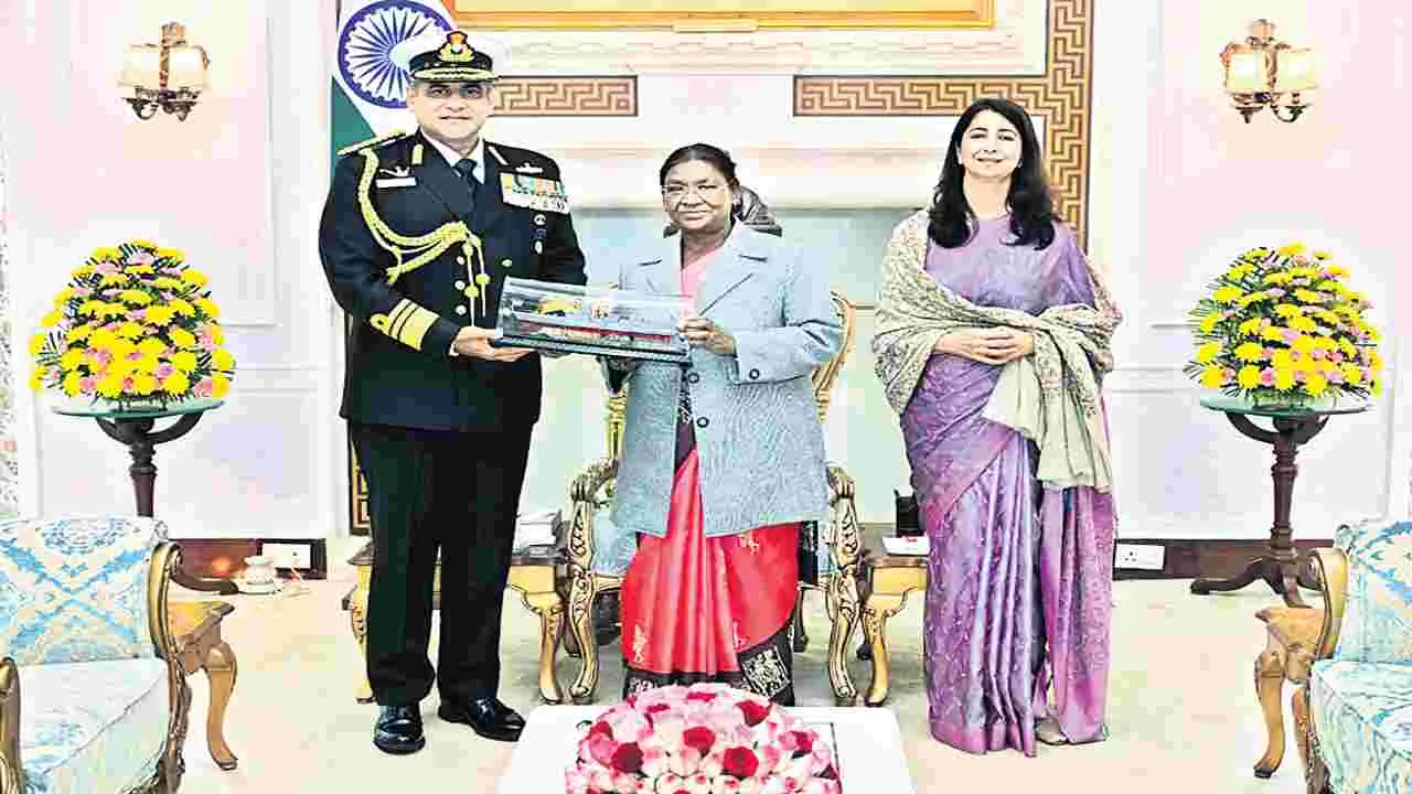 రాష్ట్రపతిని కలిసిన ఈఎన్‌సీ చీఫ్‌