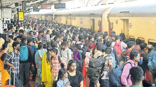 రైల్వే స్టేషన్‌ కిటకిట