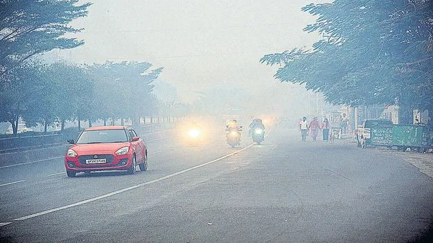 నగరాన్ని కమ్మేసిన పొగ, మంచు