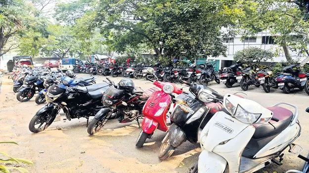 పేరుకే పార్కింగ్‌ బిల్డింగ్‌!