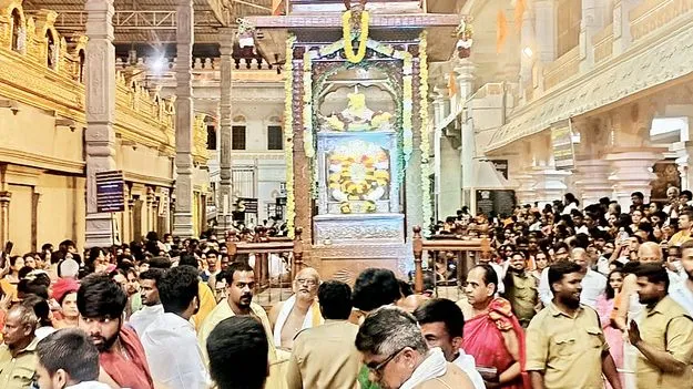   చెక్క రథంపై ప్రహ్లాదరాయలు