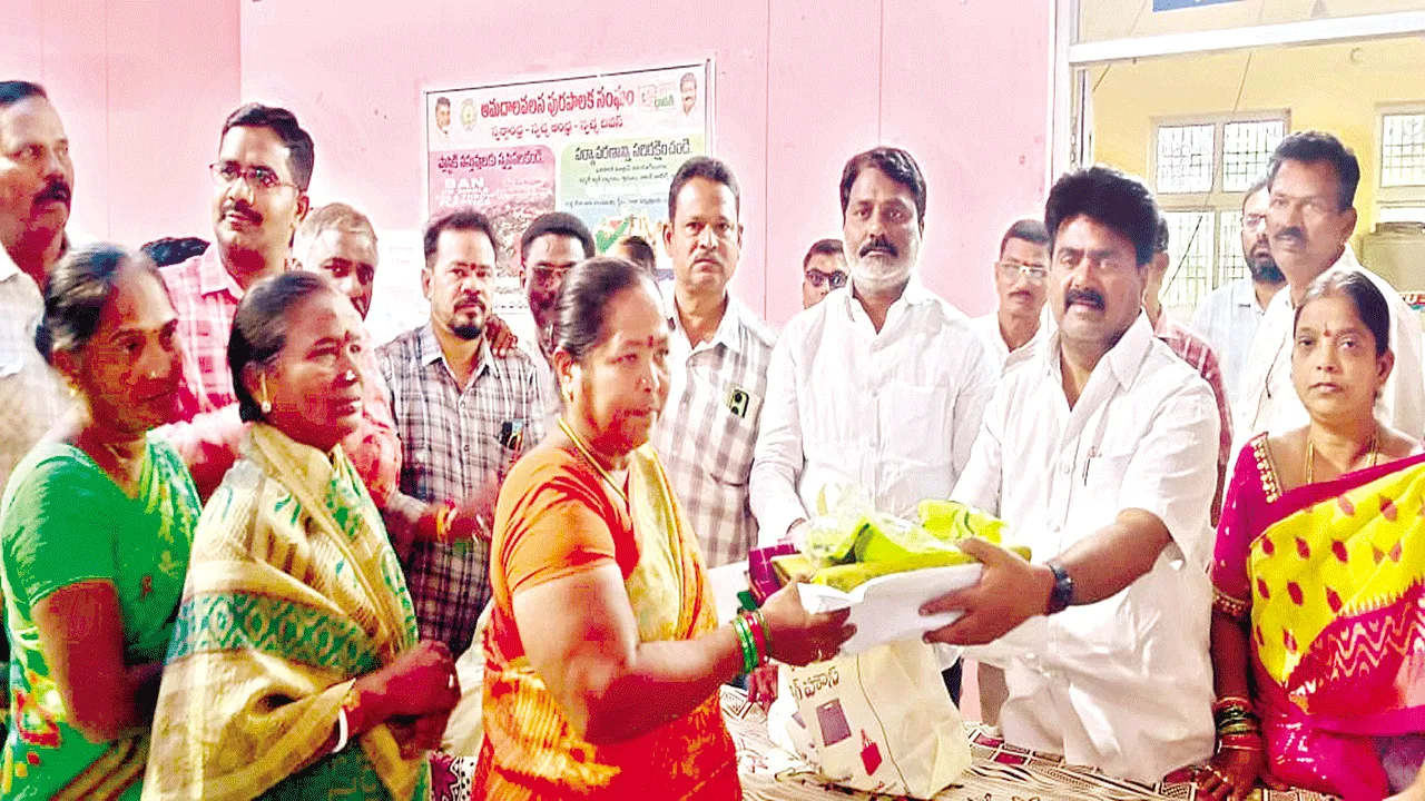 పారిశుధ్య కార్మికుల సేవలు భేష్‌: రవికుమార్‌