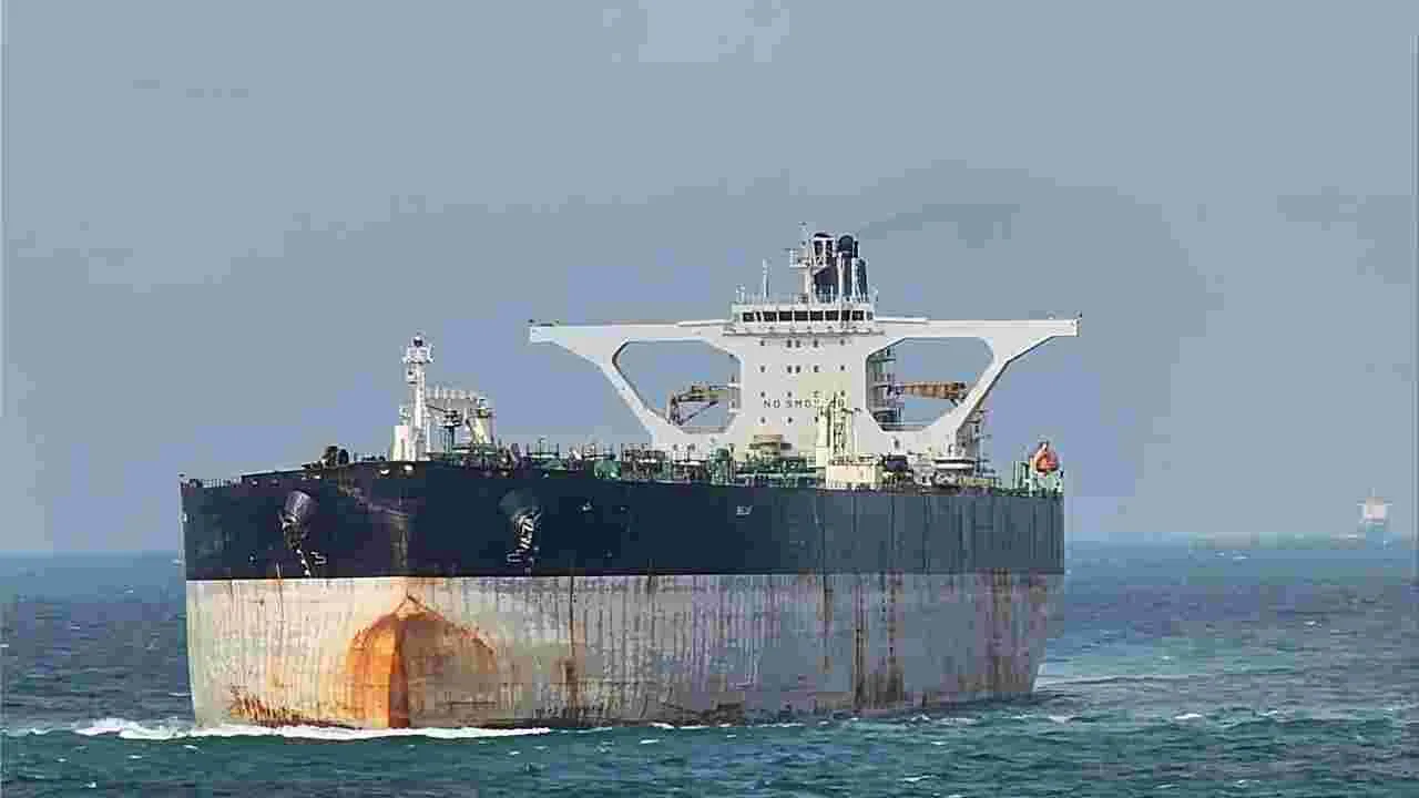 Indians In Russia Oil Tanker: అమెరికాకు చిక్కిన ముడి చమురు రవాణా నౌకలో భారతీయులు! అంతర్జాతీయ మీడియాలో కథనాలు