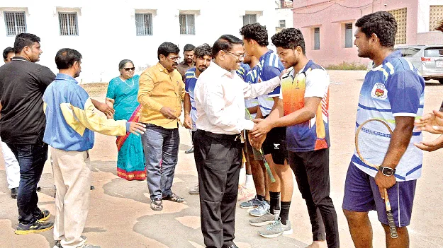 క్రీడాకారులకు ఉజ్వల భవిష్యత్‌