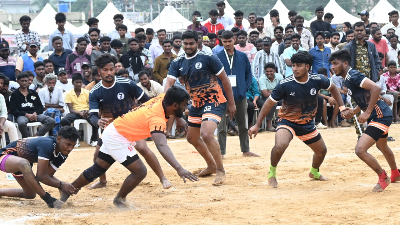 ప్రకృతి మధ్య పక్షుల సందడి