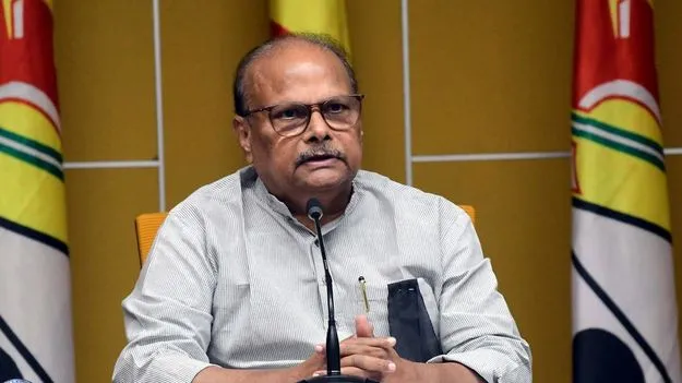 ఏపీపై బెంగళూరులో కుట్ర: యనమల