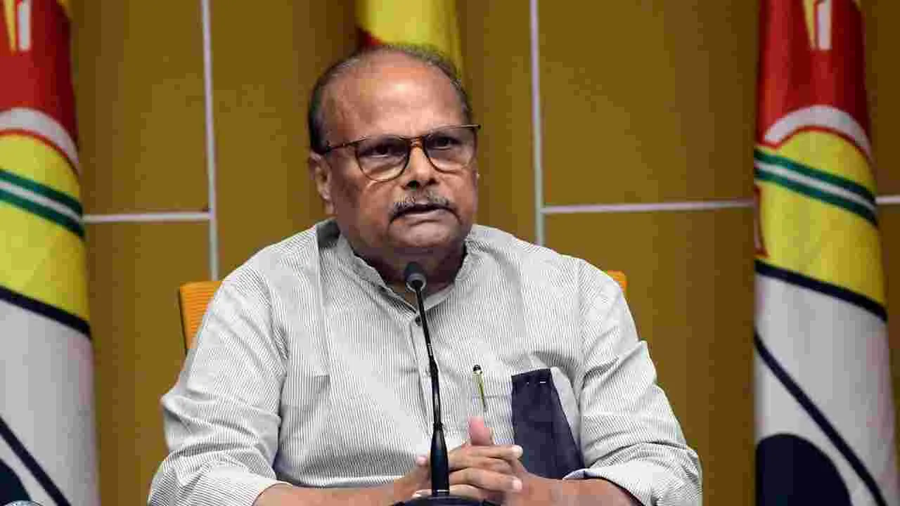 ఏపీపై బెంగళూరులో కుట్ర: యనమల