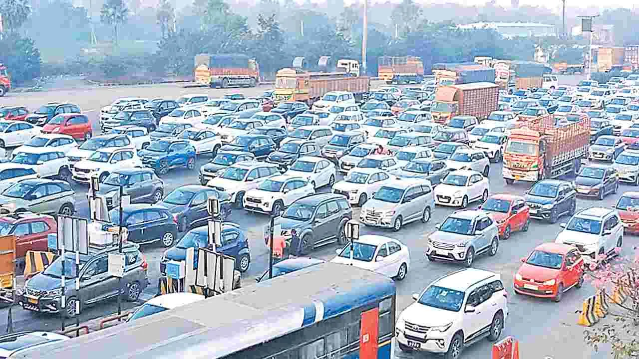 Hyderabad-Vijayawada Highway: కారులా.. చీమల బారులా..!