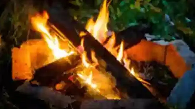 Winter Tragedy: చలి మంట అంటుకుని మహిళ సజీవ దహనం